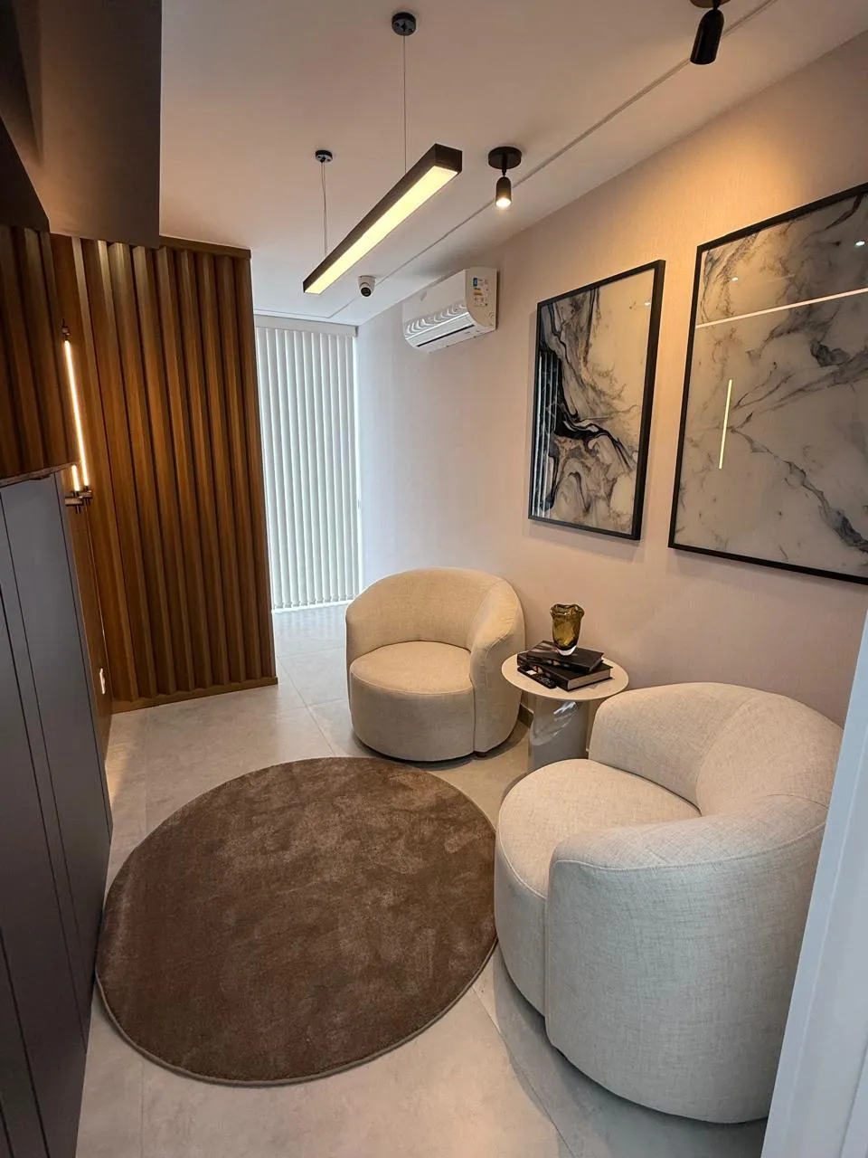Detalhe da decoração premium da Clínica Lumina